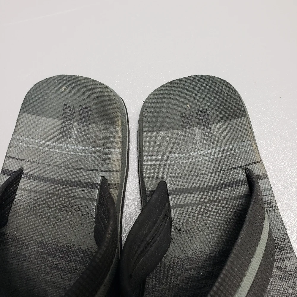 Boys wave zone flip flops size 13